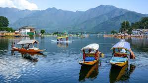 कश्मीर: आजादी के बाद पहली बार इस साल सबसे ज्यादा पहुंचे एक करोड़ पर्यटक